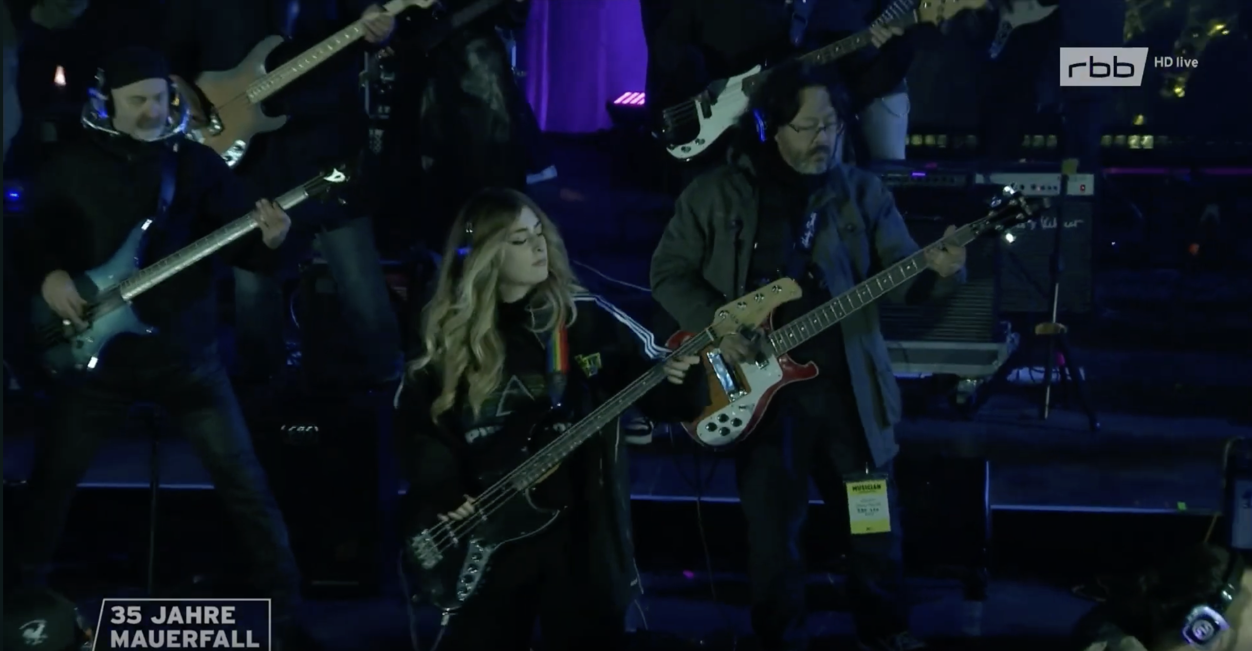 Screenshot of a TV broadcast; there are some musicians playing instruments and the logo of the TV station rbb on the top right corner and the event 35 Jahre Mauerfall on the bottom left