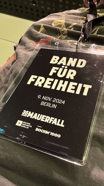 Photo of the badge for musicians; It's written "Band für Freiheit", "9.Nov.2024 Berlin", and the logos of 35 Jahre Mauerfall, Berlin Kulturprojekte and Rockin'1000